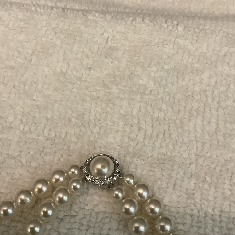 Elegant Cream Pearl Necklace - Picture 3 of 9